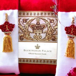 Buckingham Palace: Official Souvenir Guide